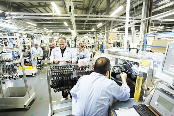 Gain greater visibility across your supply chain, from component purchasing to stock management. Get real-time access to production and stock data and share them with your suppliers to automatically trigger replenishment orders.